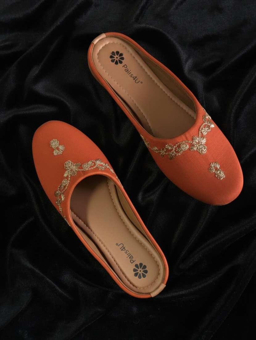 women embroiderd slip on mojari - 22288681 -  Standard Image - 4