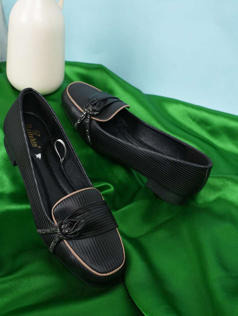 women solid slip on ballerina