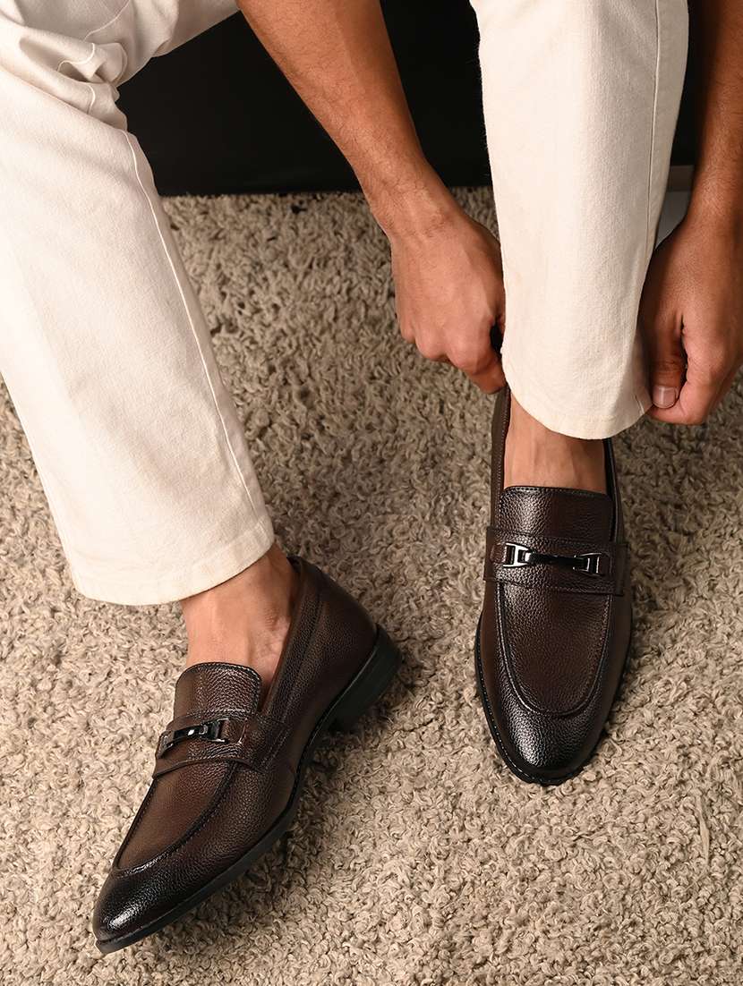men textured slip on formal shoes