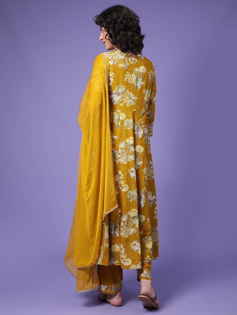 women floral three quarter sleeve kurta pant with dupatta set - 22296194 -  Standard Image - 4