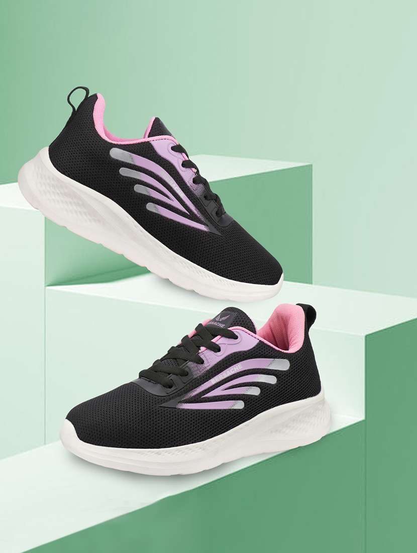 women lace-up sports shoe
