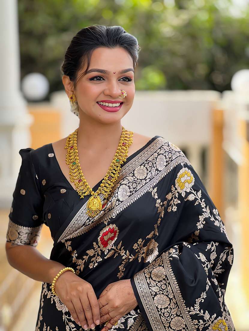 women self design banarasi saree with blouse - 22298790 -  Standard Image - 4