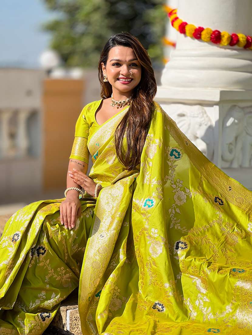 women self design banarasi saree with blouse - 22298796 -  Standard Image - 4