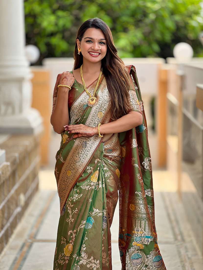 women self design banarasi saree with blouse - 22298807 -  Standard Image - 1