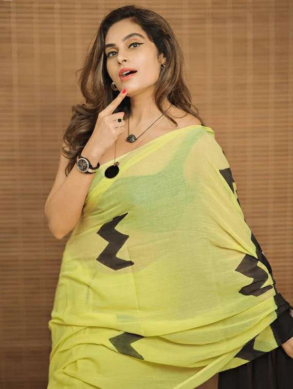 women printed casual wear saree with blouse - 22305925 -  Standard Image - 4