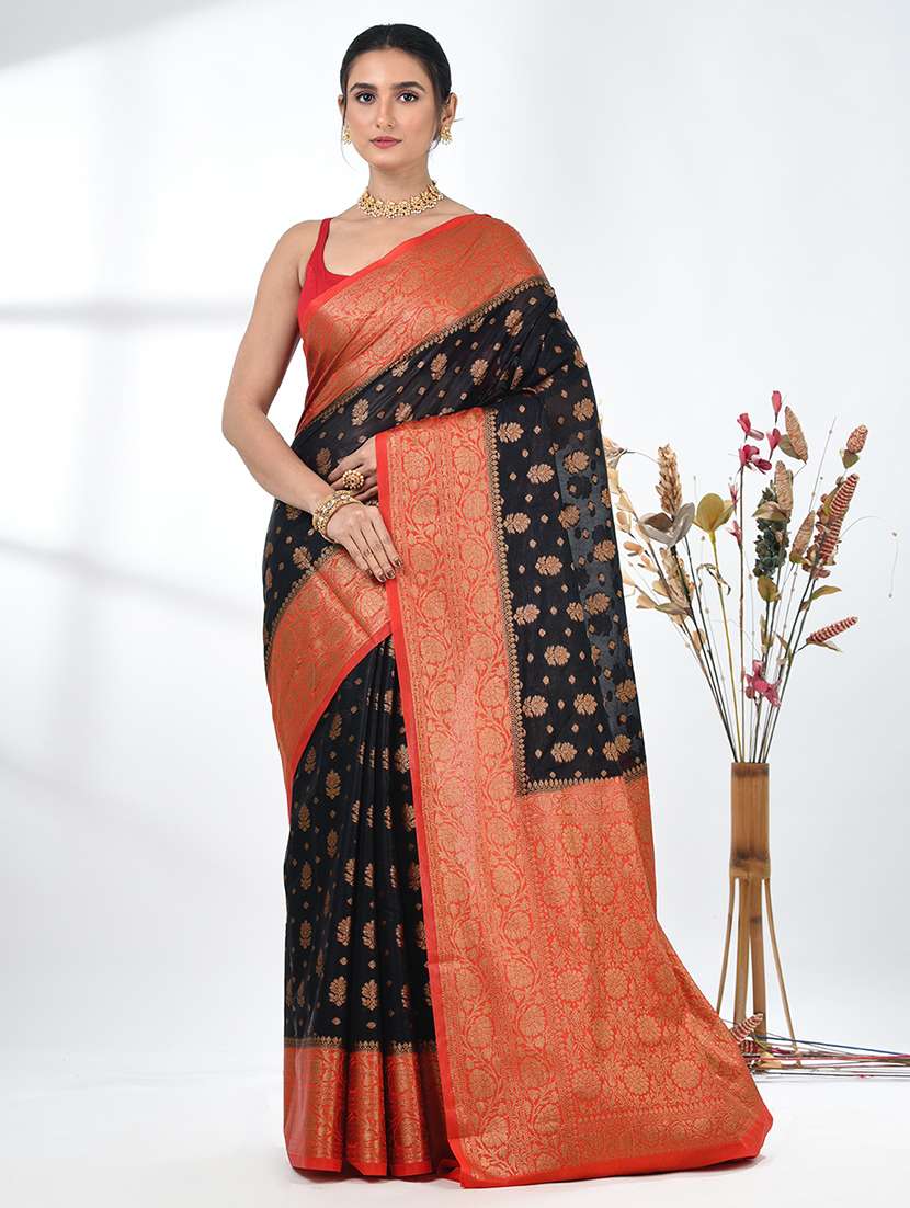 women self design bordered saree with blouse