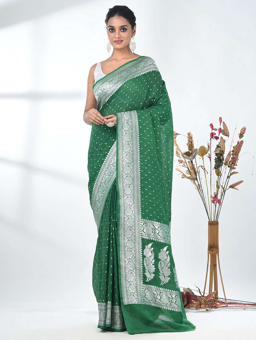 women self design bordered saree with blouse