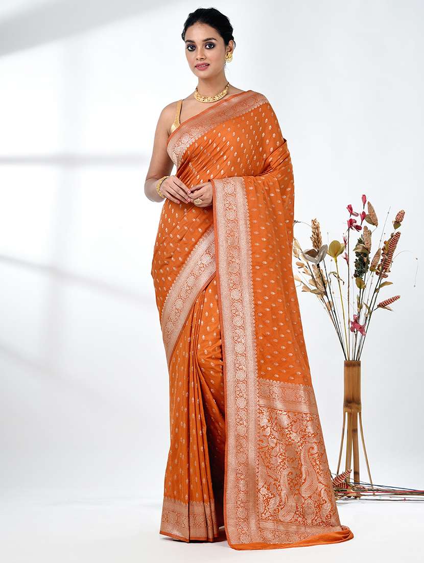 women self design bordered saree with blouse