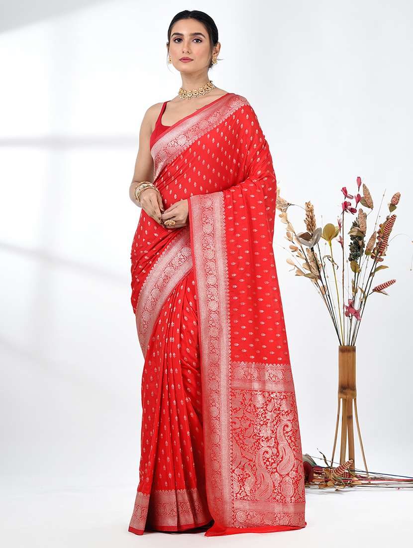 women self design bordered saree with blouse