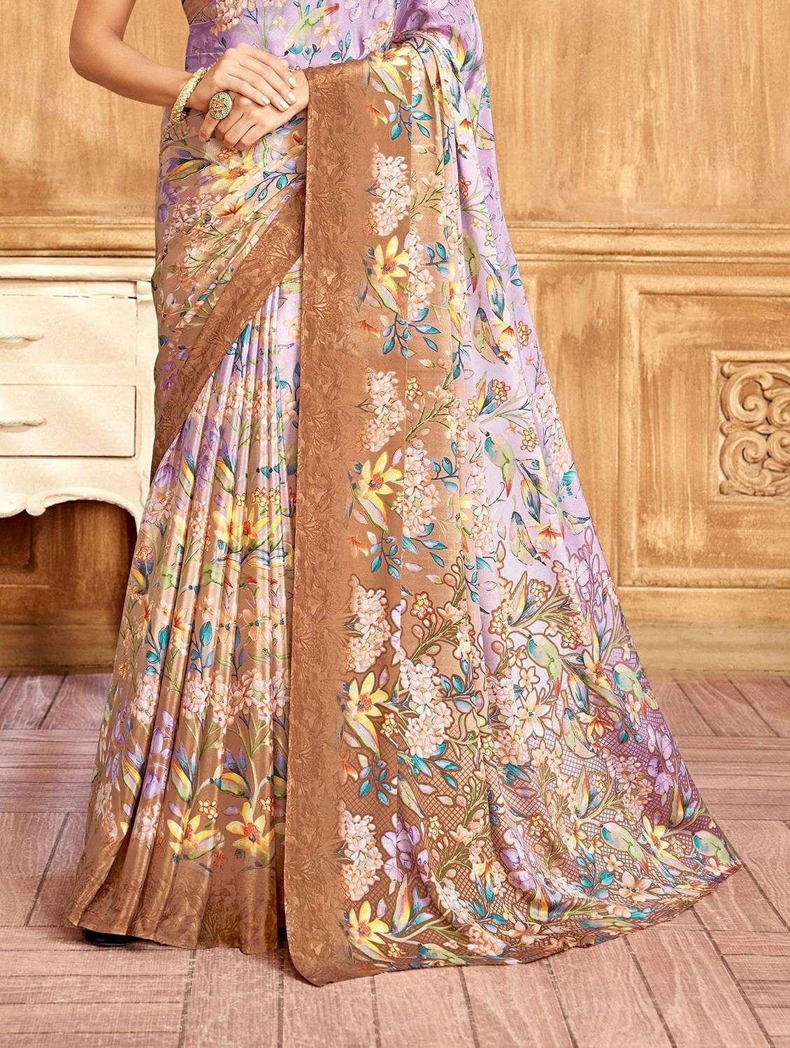 women printed casual wear saree with blouse - 22315757 -  Standard Image - 4