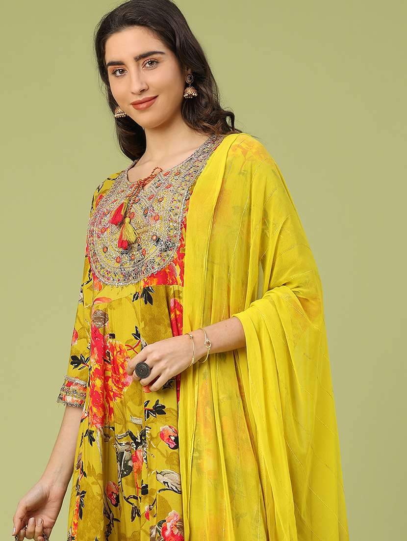 women floral three quarter sleeve kurta pant with dupatta set - 22317397 -  Standard Image - 1