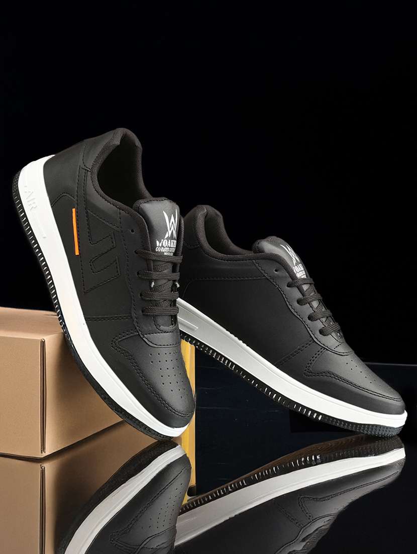 men solid lace up sneaker