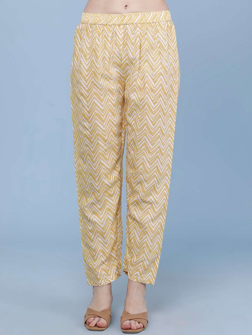 Women Printed Three Quarter Sleeves Kurta And Pant Set - 22319120 -  Standard Image - 4