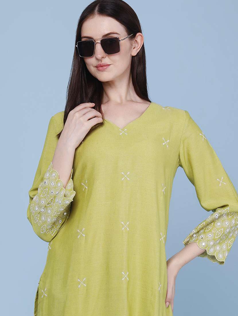 Women Embroidered Three Quarter Sleeves Kurta And Pant Set - 22320909 -  Standard Image - 1