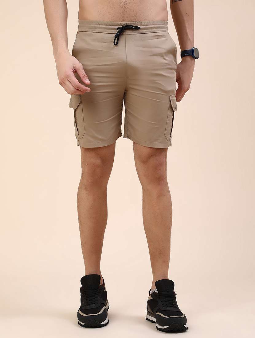 men solid mid rise regular fit cargo shorts