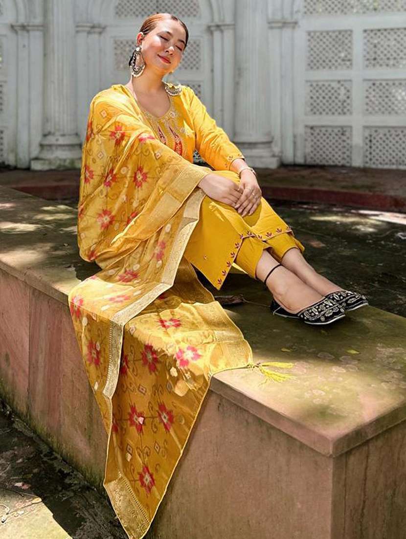 women solid with work three quarter sleeve kurta pant with dupatta set - 22322325 -  Standard Image - 4
