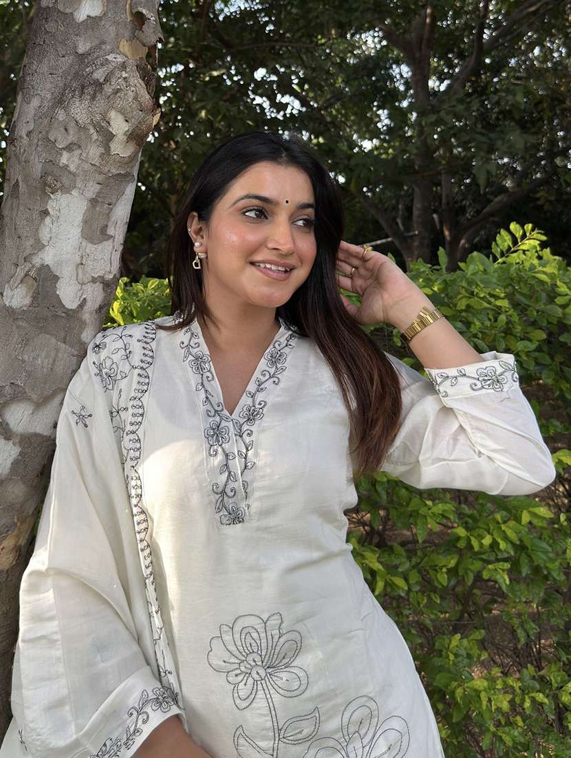 women solid with work three quarter sleeve kurta pant with dupatta set - 22322402 -  Standard Image - 4