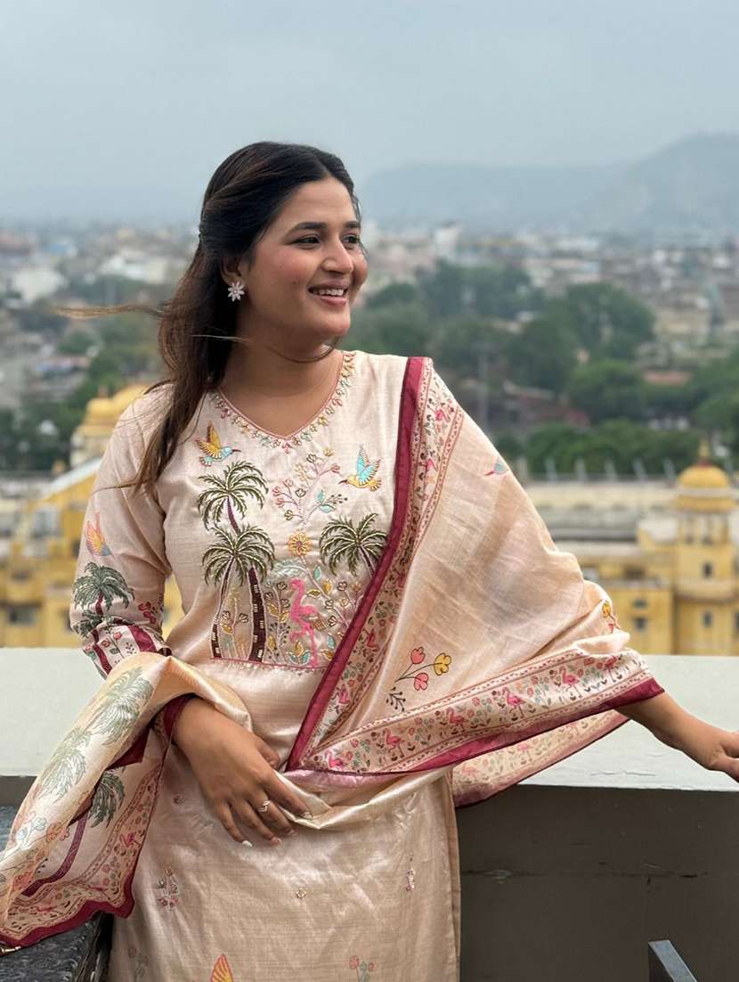 women printed v neck kurta pant with dupatta set - 22322437 -  Standard Image - 4