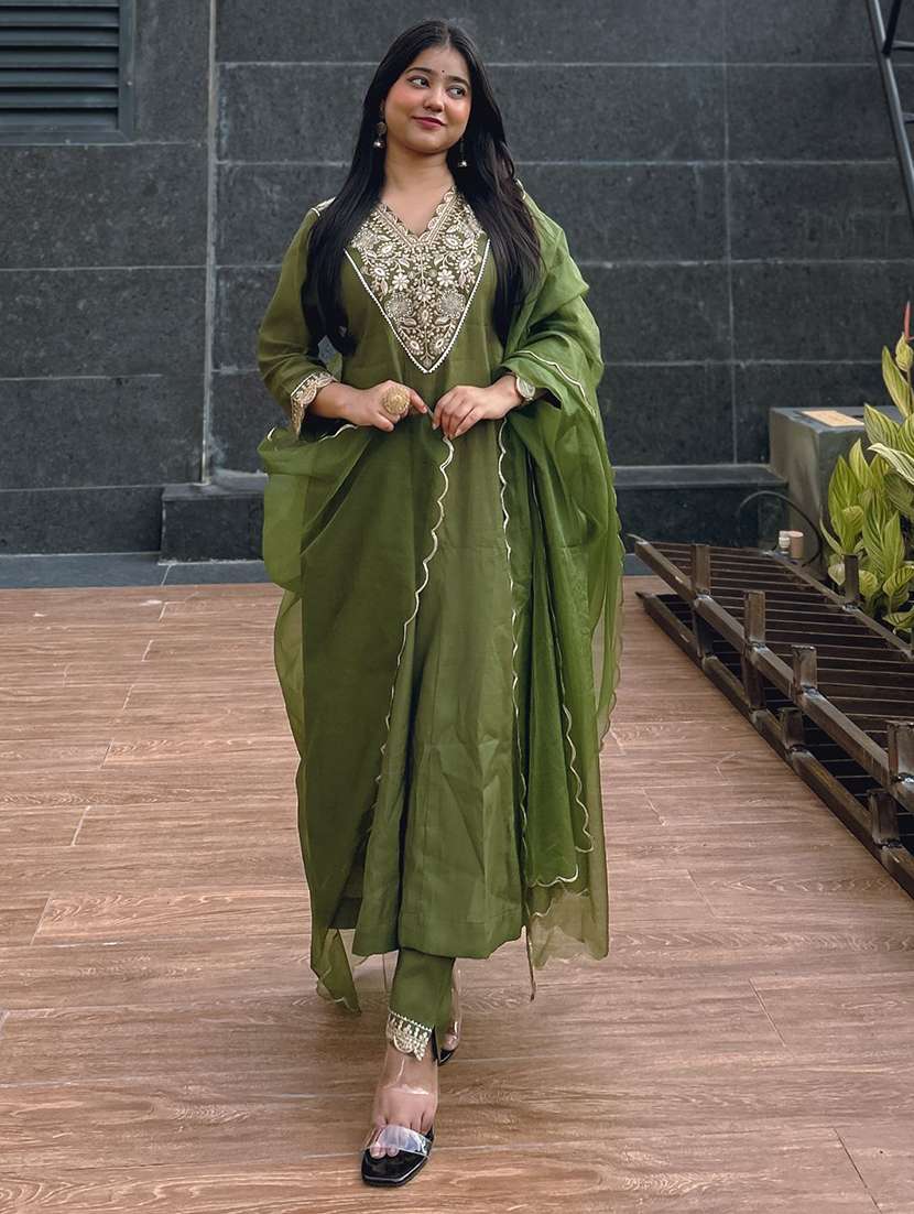 women solid with work three quarter sleeve kurta pant with dupatta set