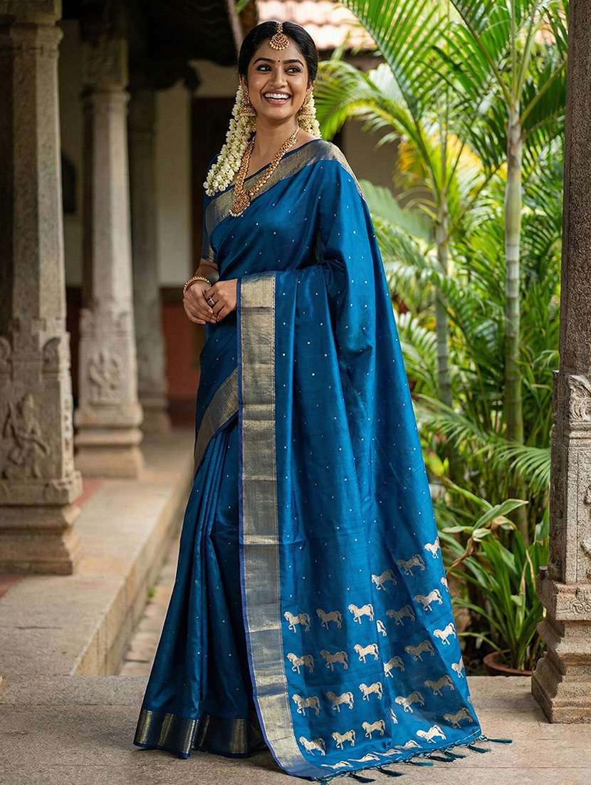 women self design bordered saree with blouse