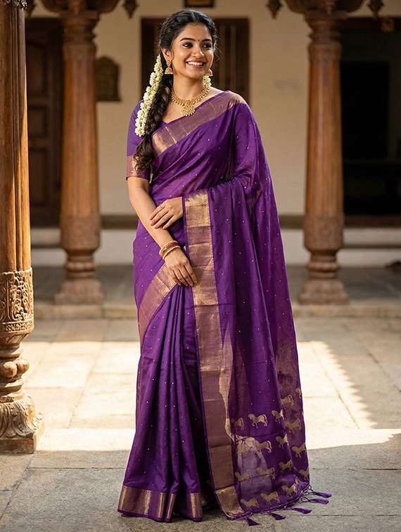 women self design bordered saree with blouse