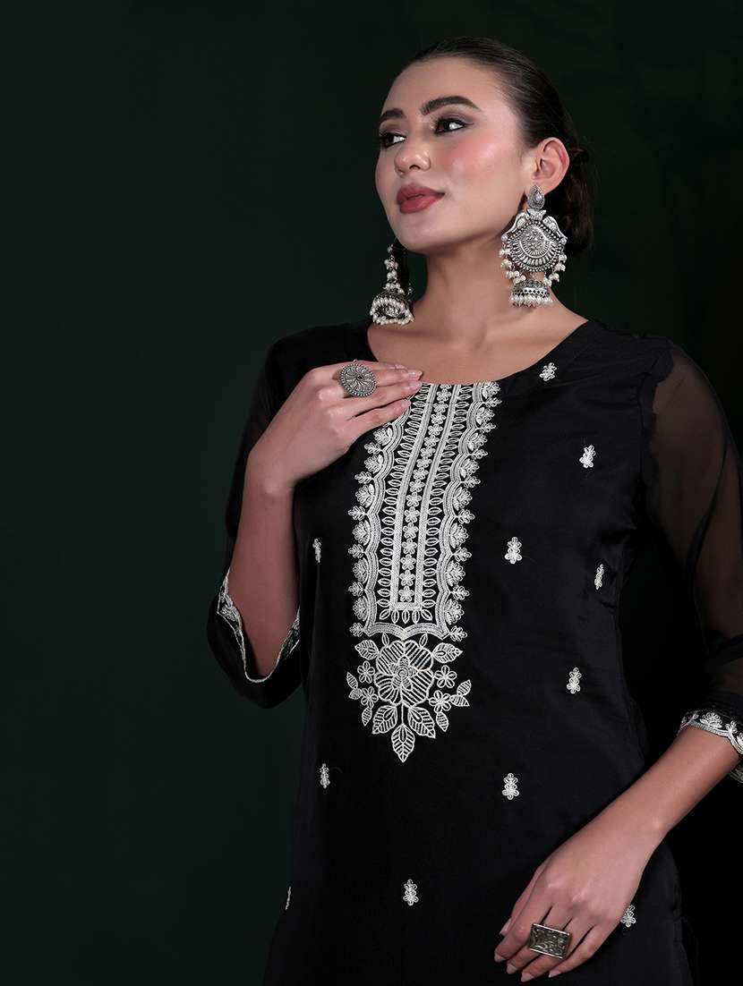 women black suit set - 22324125 -  Standard Image - 1