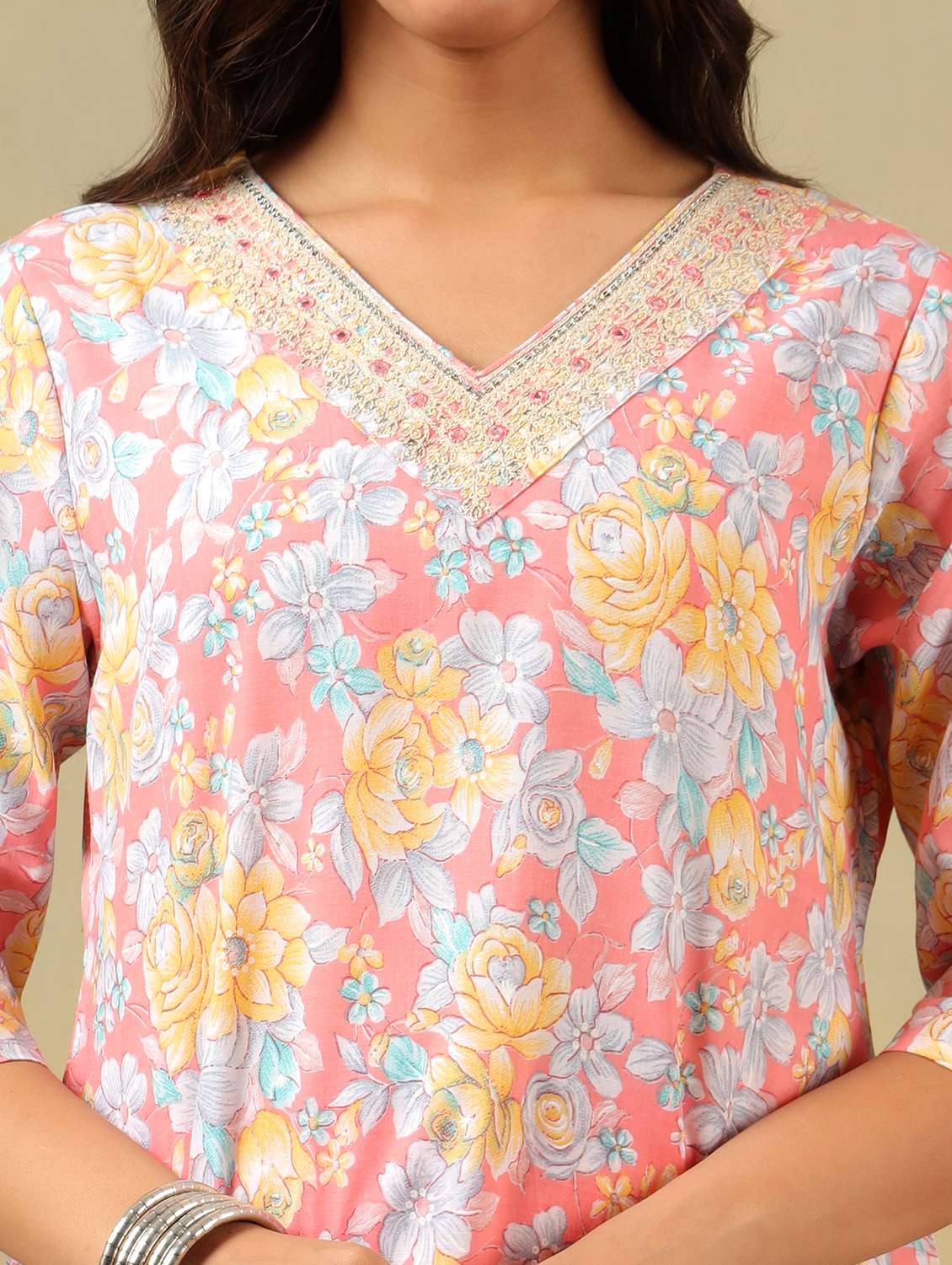women floral v neck kurta pant with dupatta set - 22326614 -  Standard Image - 4