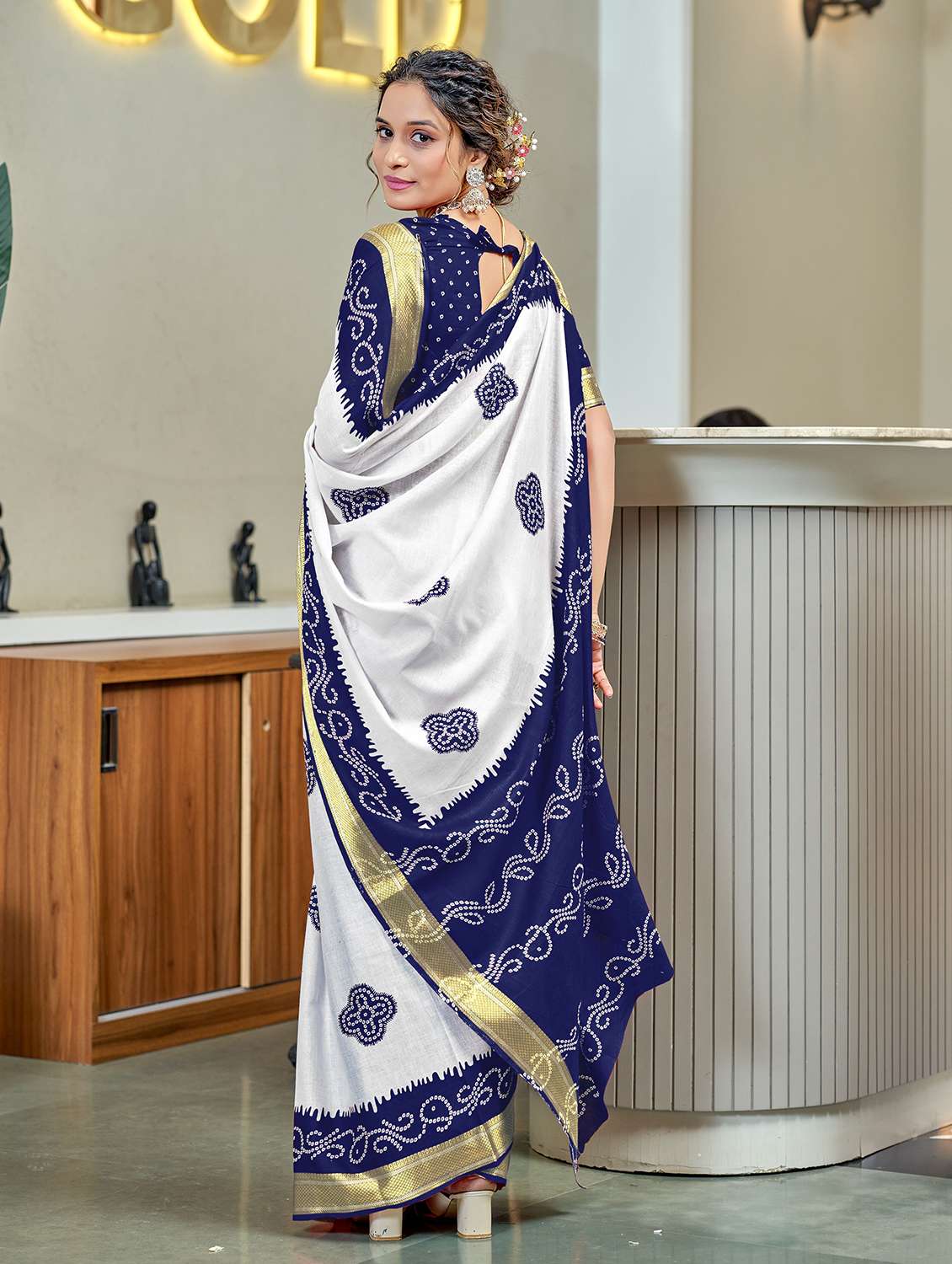 women printed casual wear saree with blouse - 22328676 -  Standard Image - 1