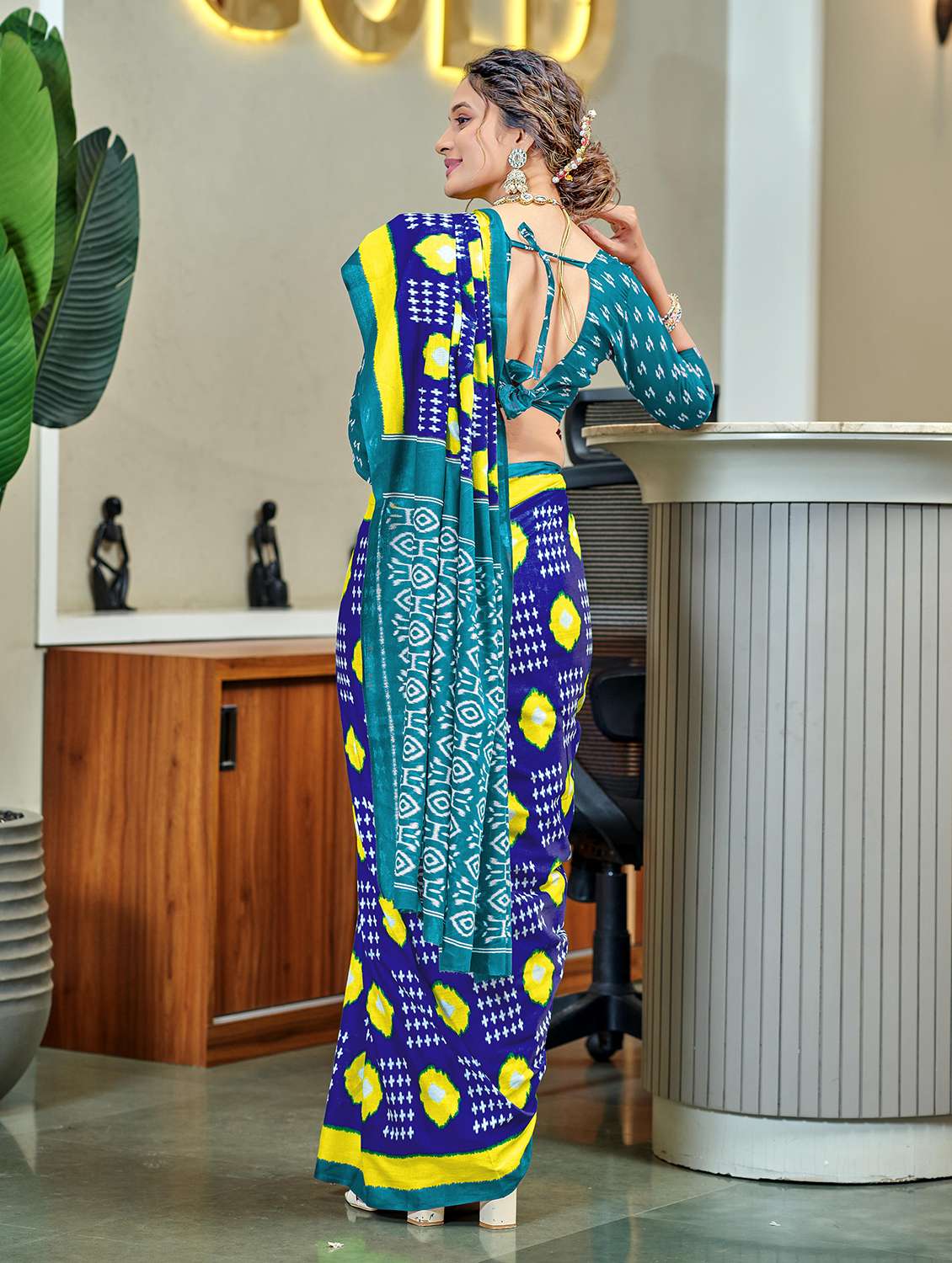 women printed casual wear saree with blouse - 22328691 -  Standard Image - 1