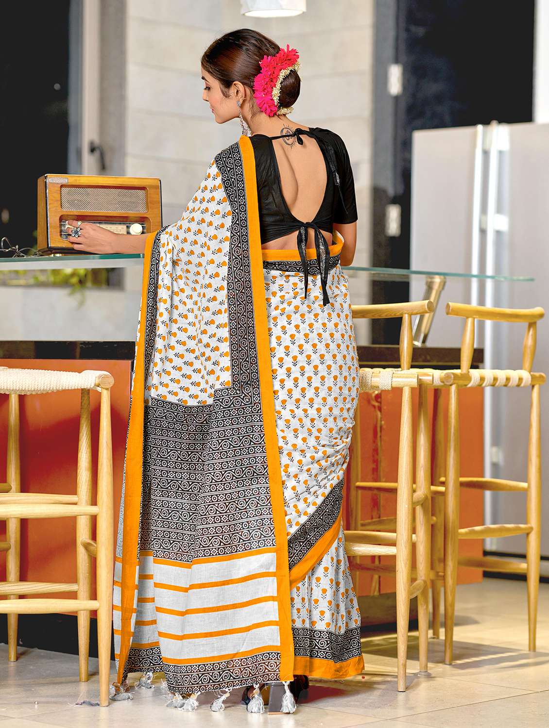 women printed casual wear saree with blouse - 22328709 -  Standard Image - 1