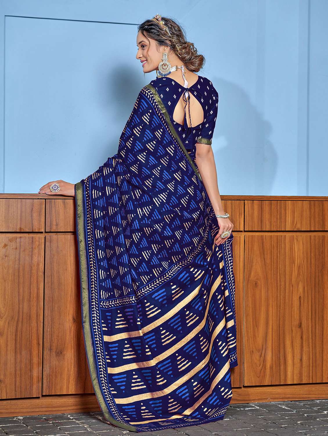 women printed casual wear saree with blouse - 22328738 -  Standard Image - 1