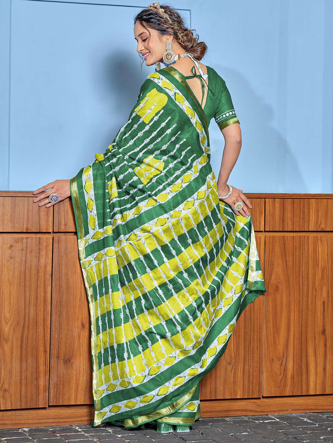 women printed casual wear saree with blouse - 22328740 -  Standard Image - 1