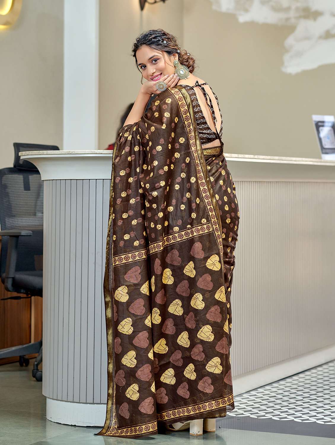 women printed casual wear saree with blouse - 22328749 -  Standard Image - 1