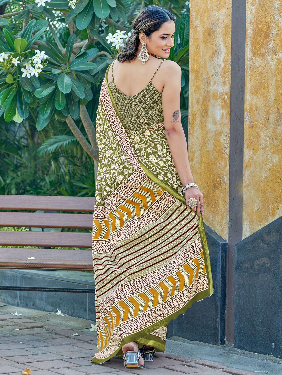 women printed casual wear saree with blouse - 22328765 -  Standard Image - 1