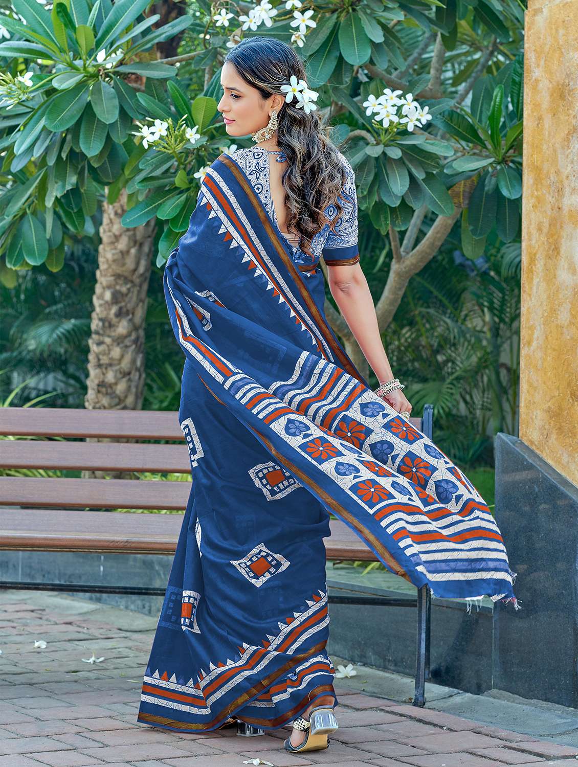 women printed casual wear saree with blouse - 22328766 -  Standard Image - 1