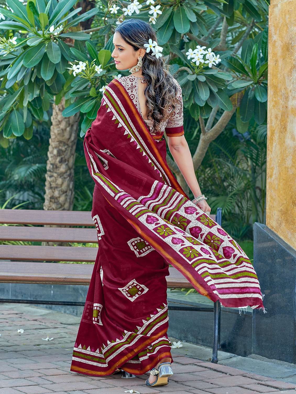 women printed casual wear saree with blouse - 22328767 -  Standard Image - 1