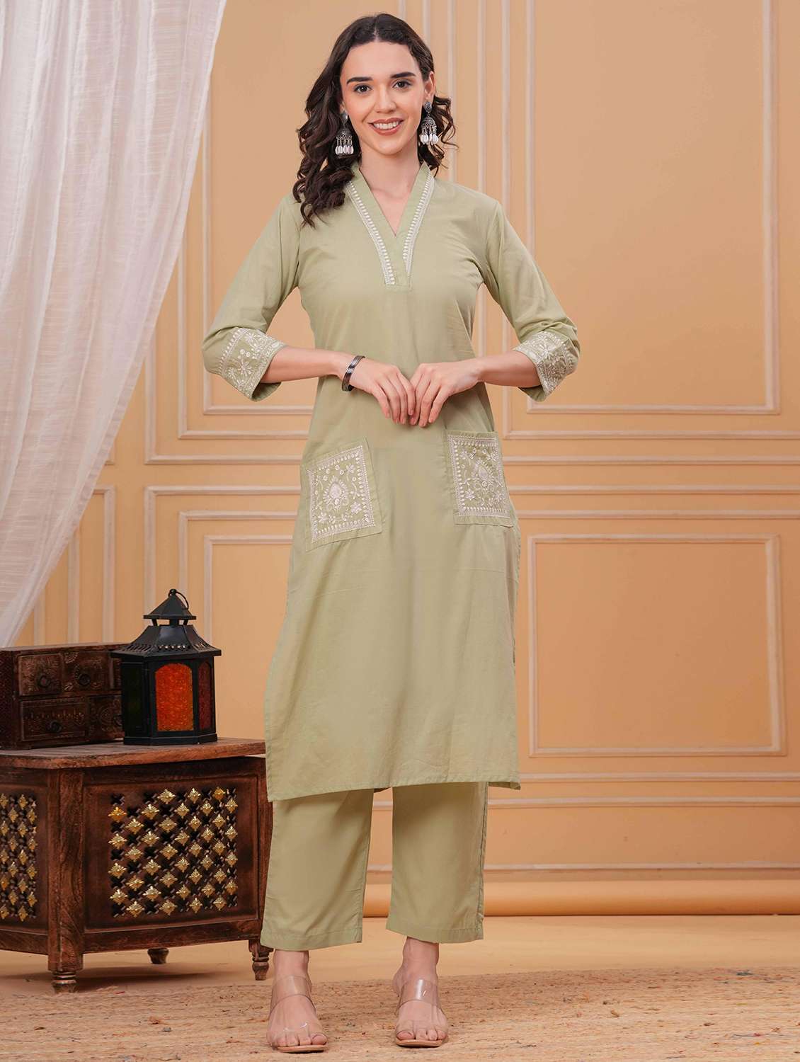 women solid with work v neck kurta pant set