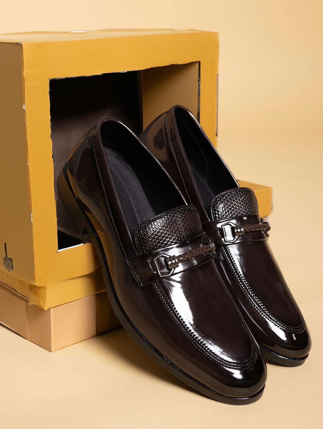 men solid slip on loafer