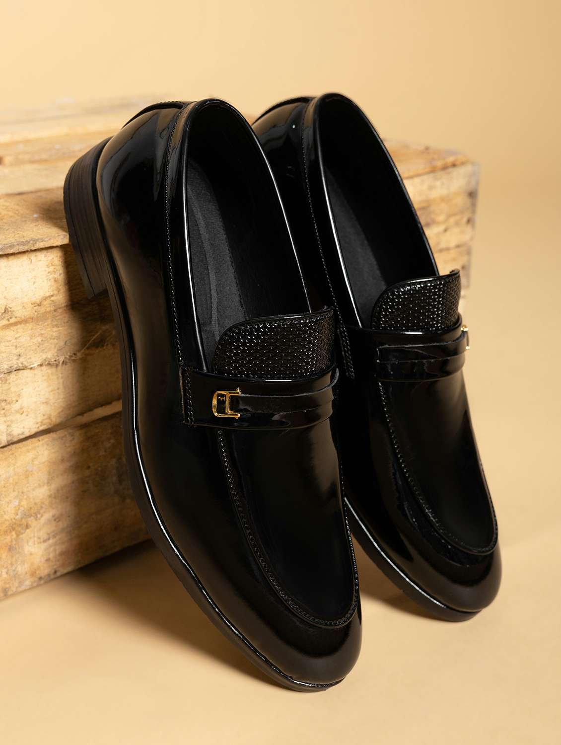 men solid slip on loafer