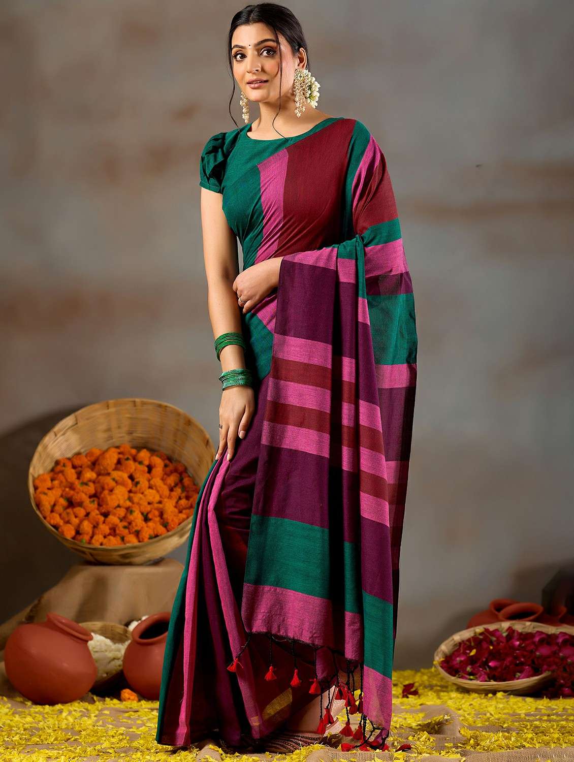 women color block handloom saree with blouse - 22337654 -  Standard Image - 1