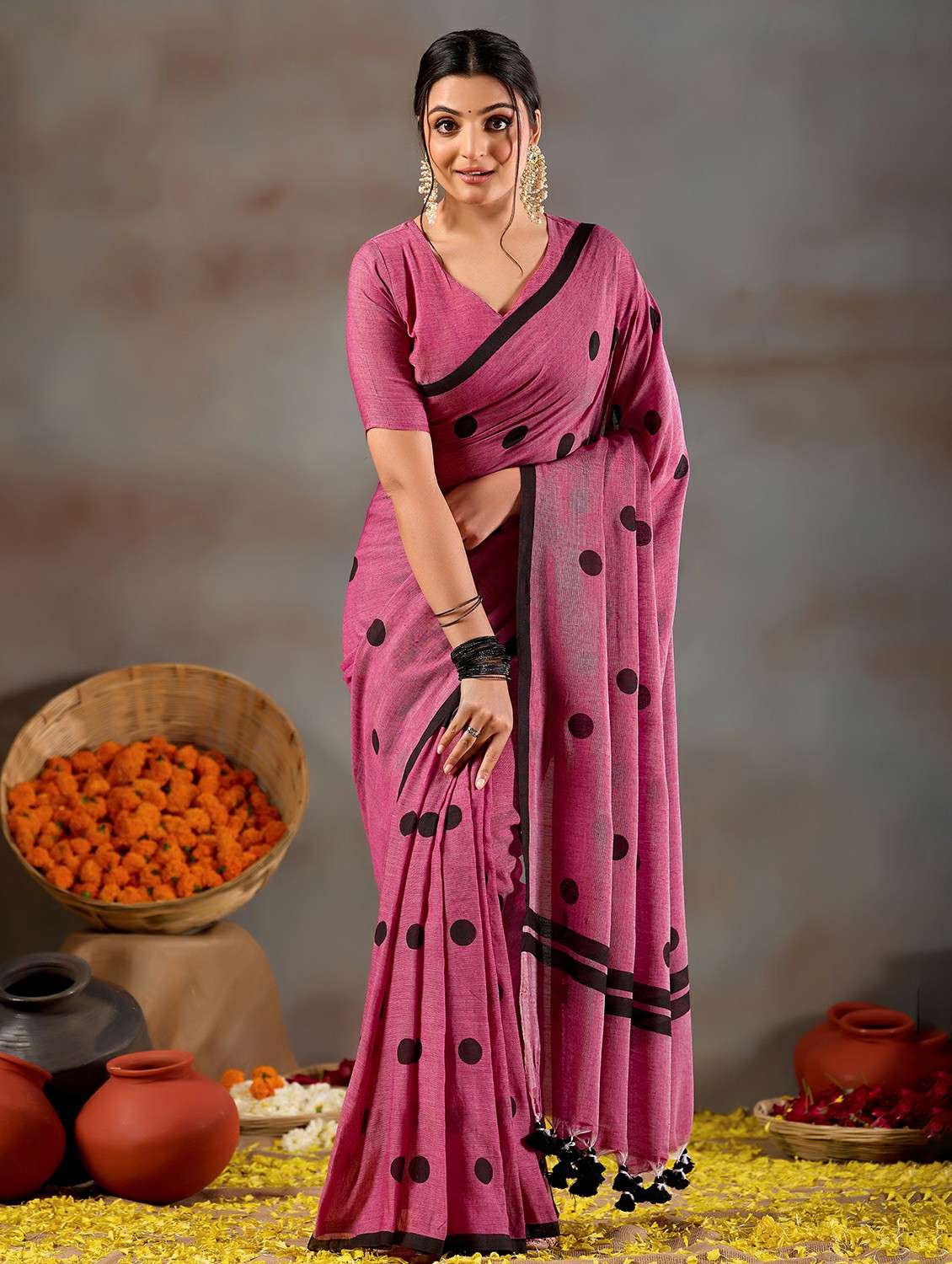 women polka dot handloom saree with blouse - 22337658 -  Standard Image - 1
