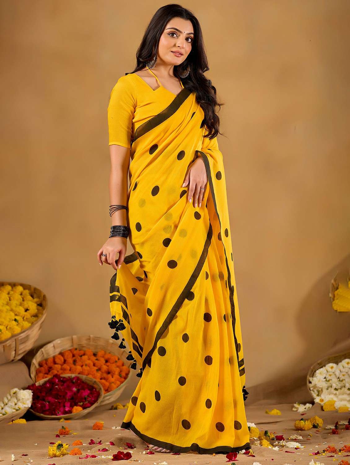 women polka dot handloom saree with blouse - 22337661 -  Standard Image - 1