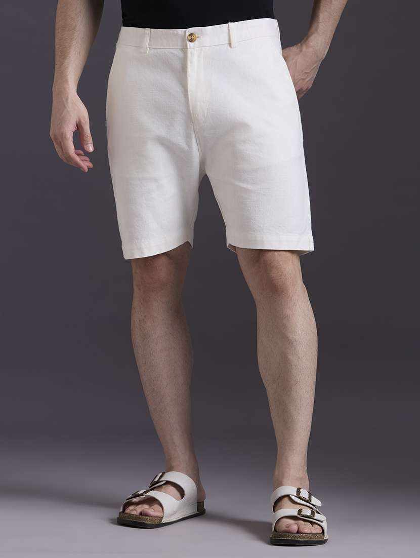 men solid mid rise regular fit shorts