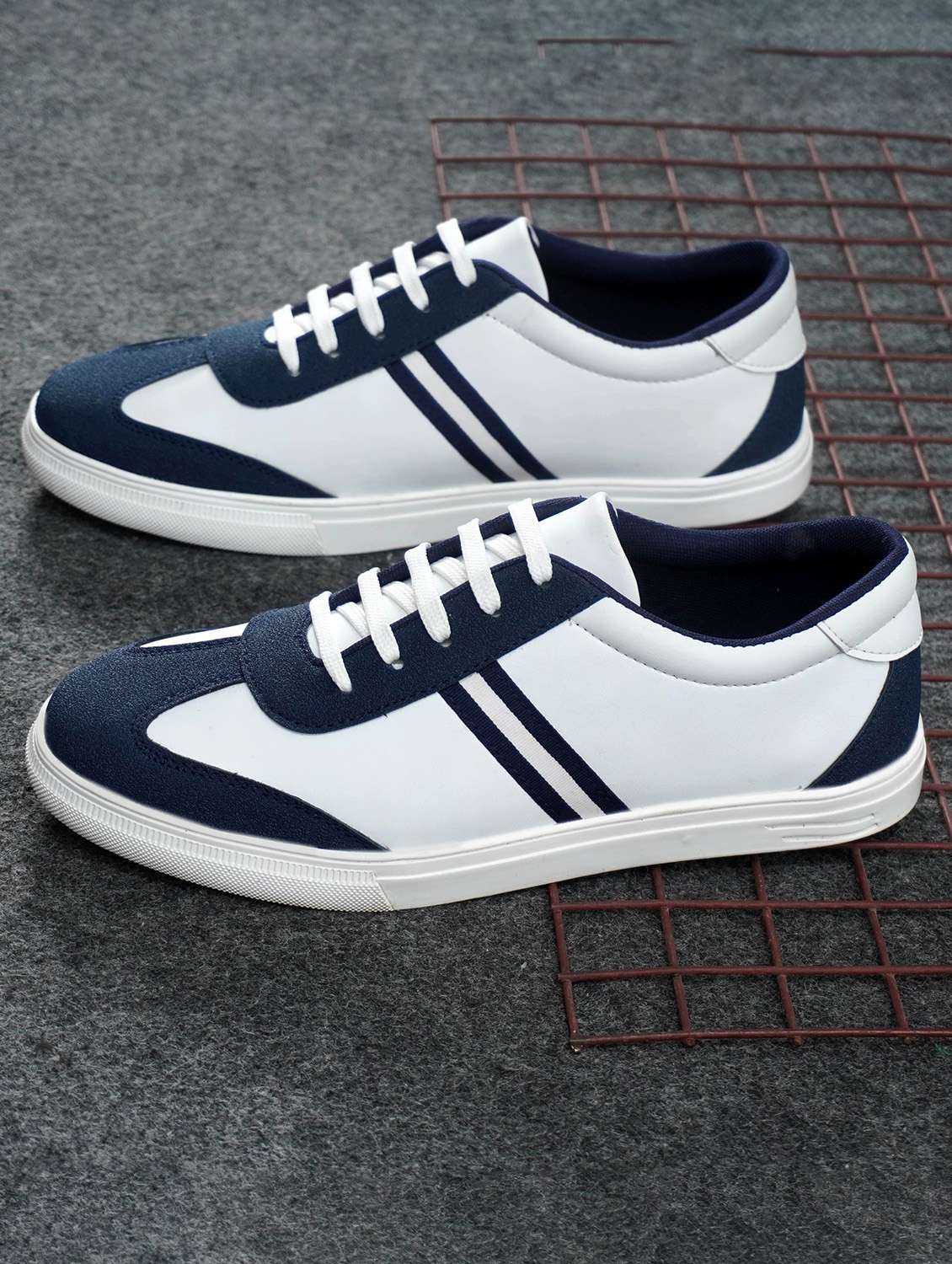 men white lace-up sneaker