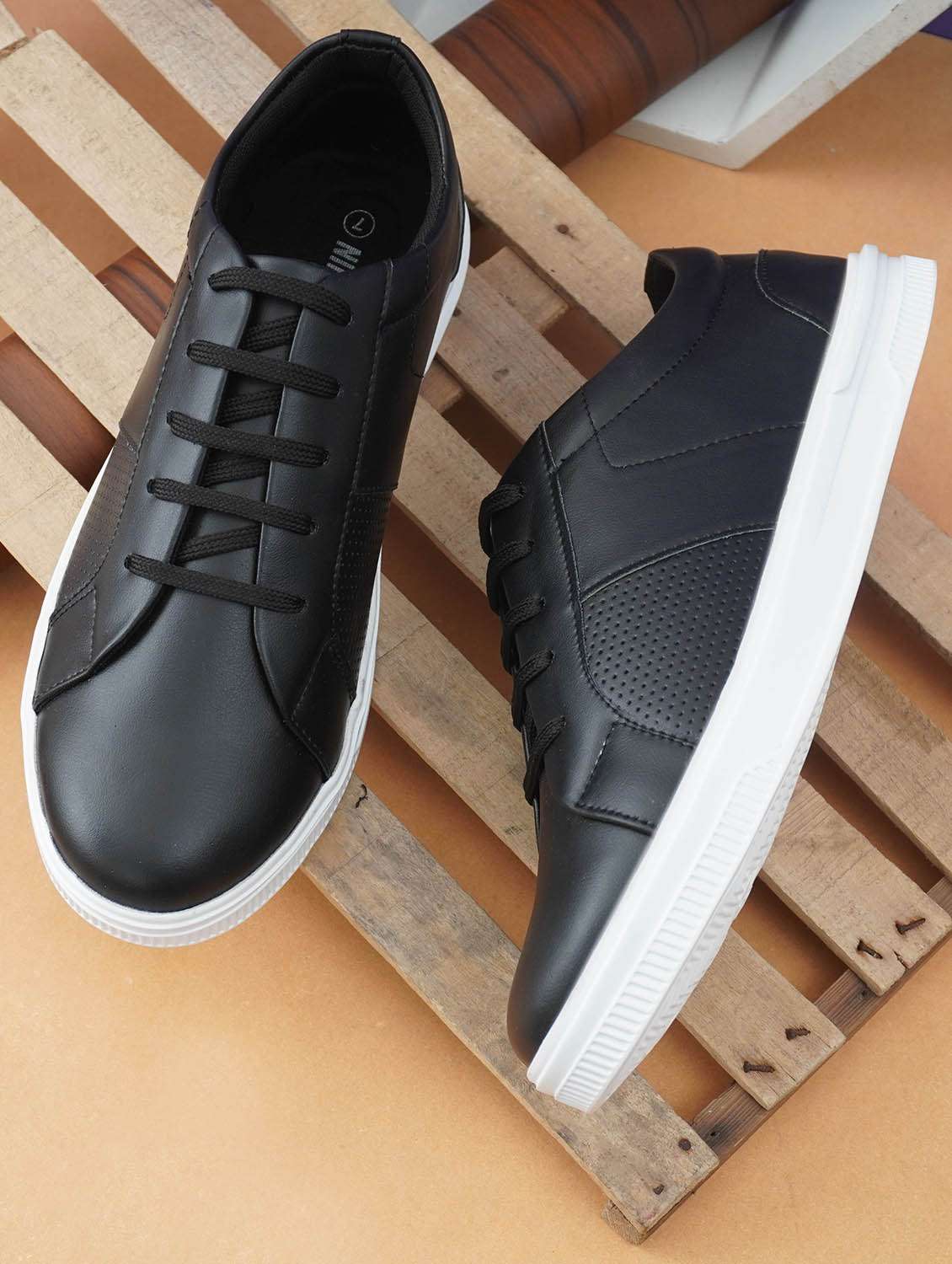 men black lace-up sneaker