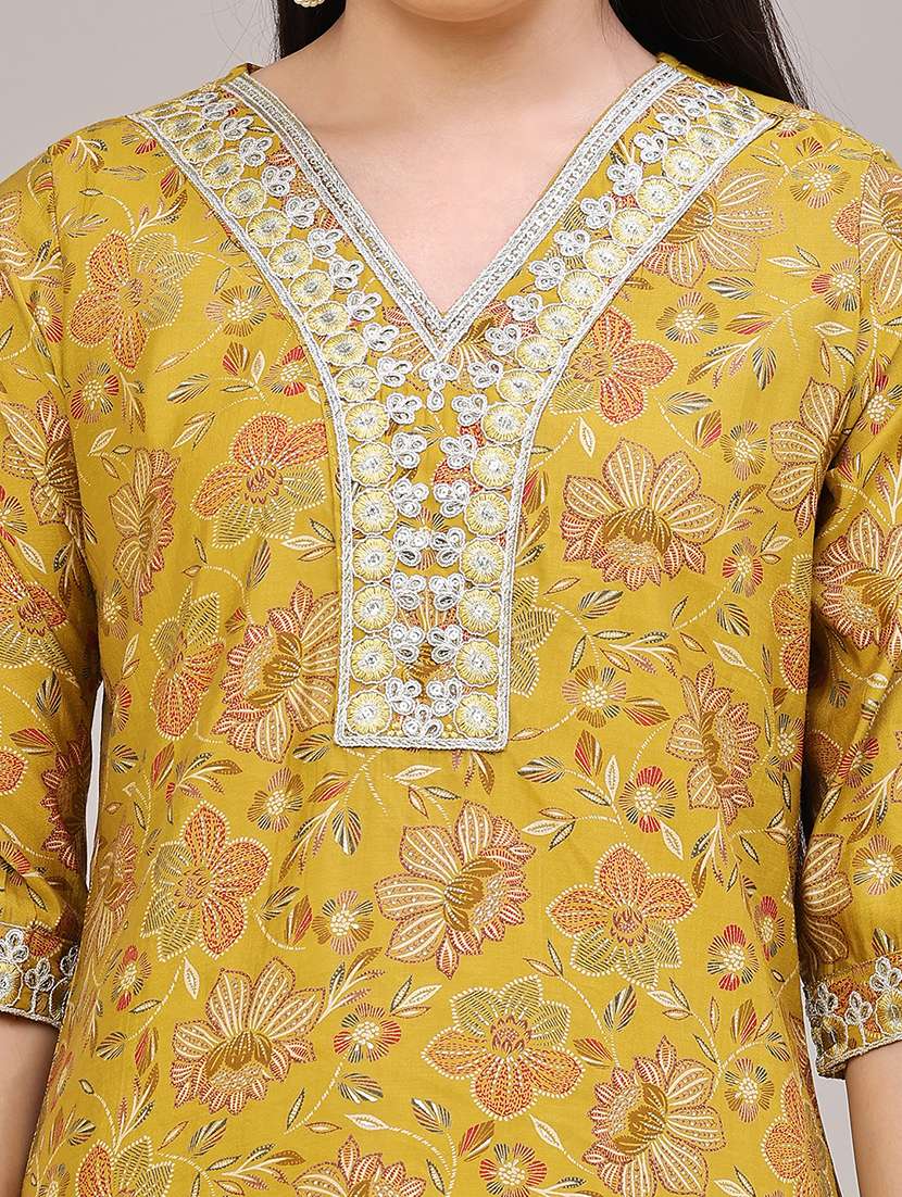Women Embroidered Three Quarter Sleeve Kurta Pant Set - 22339932 -  Standard Image - 4