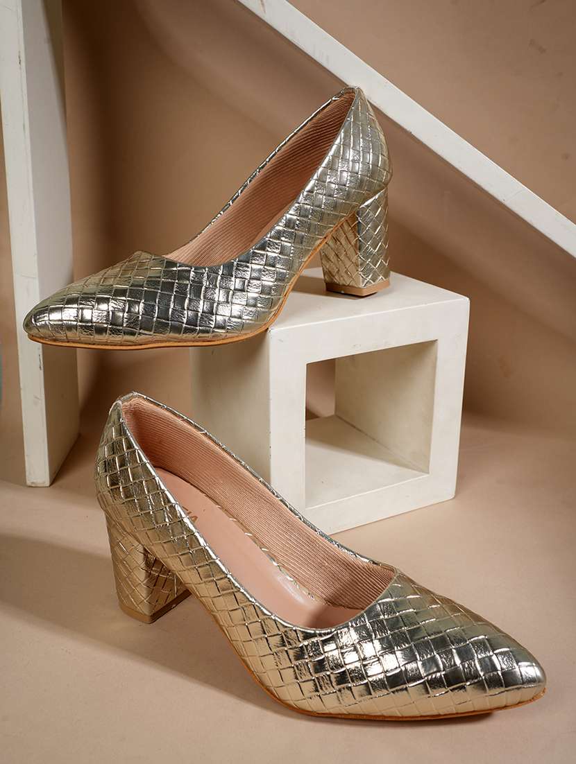 women textured slip on pump