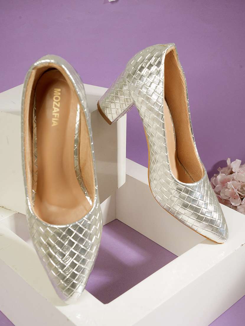 women textured slip on pump