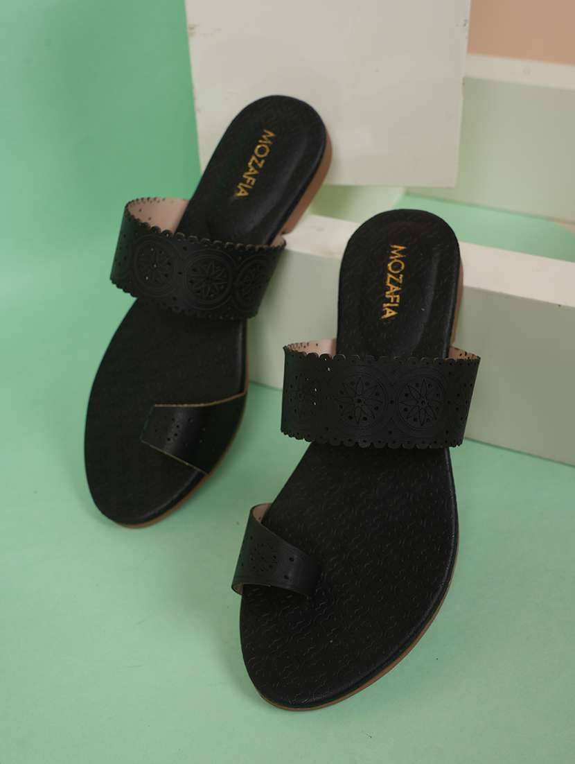 women solid one toe flat sandal