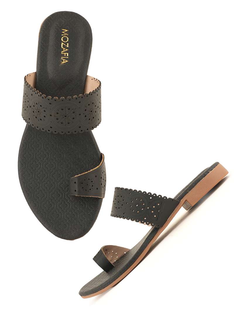 women solid one toe flat sandal - 22341447 -  Standard Image - 1